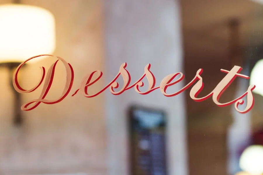 Paris pictures, Desserts sign in pink