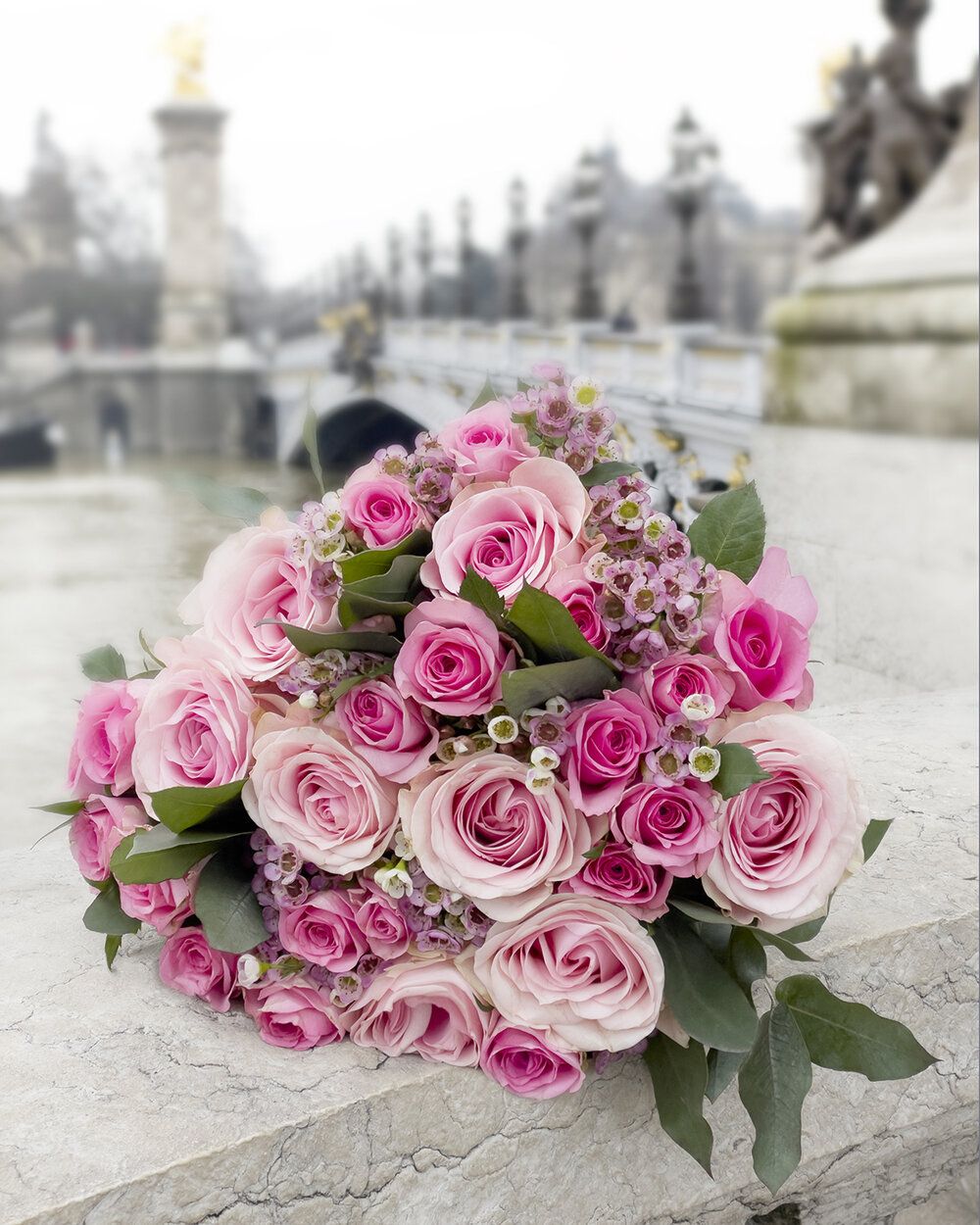 Paris rose bouquet by Pont Alexandre III — Parisian Moments