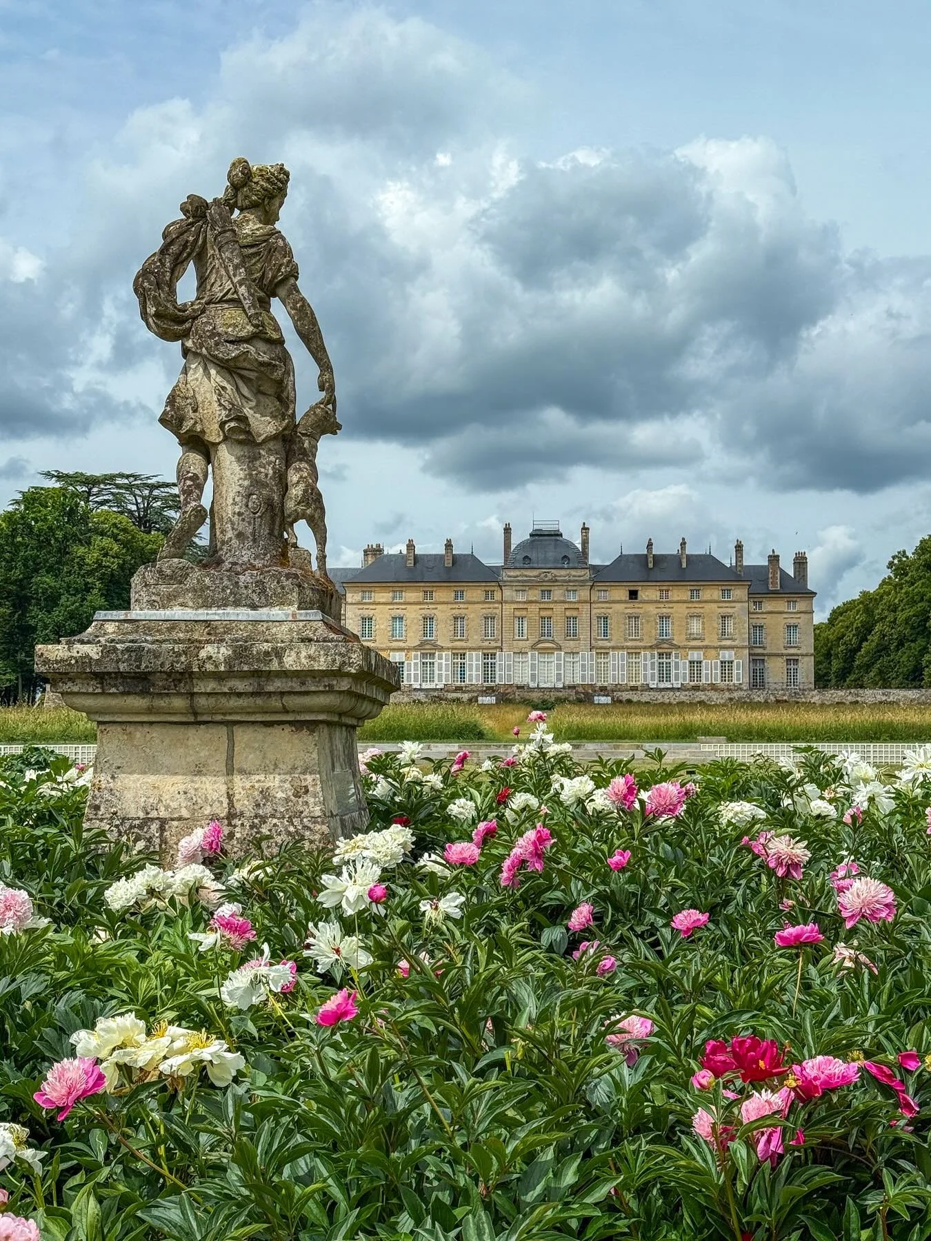 This is Ch&acirc;teau de Sourches near Le Mans where B&eacute;n&eacute;dicte de Foucaud and her wonderful family have created the &ldquo;Peony Center of the Universe.&rdquo; If you love peonies and have not visited the ch&acirc;teau during peony seas