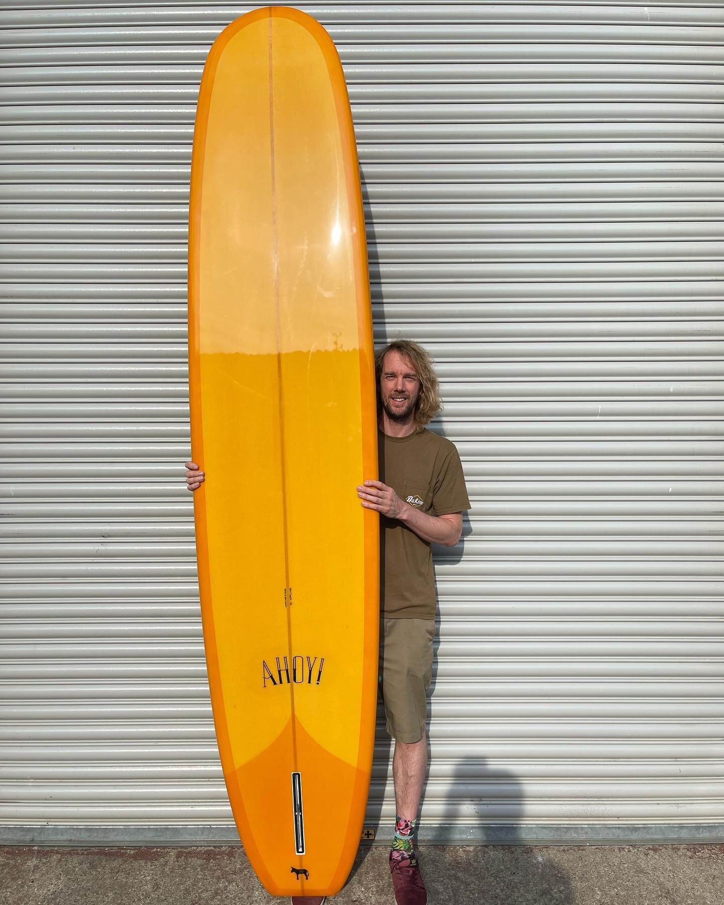 Adam @fatbez with his fresh &lsquo;long nines&rsquo; hand shaped in Dorset, laminated by Jack @mulehouseglassing in Cornwall 🏴&zwj;☠️ pictured at @sea_monster_supply_co 🦑

#ahoysurfcraft #longnines #noserider #longboard #handshaped
