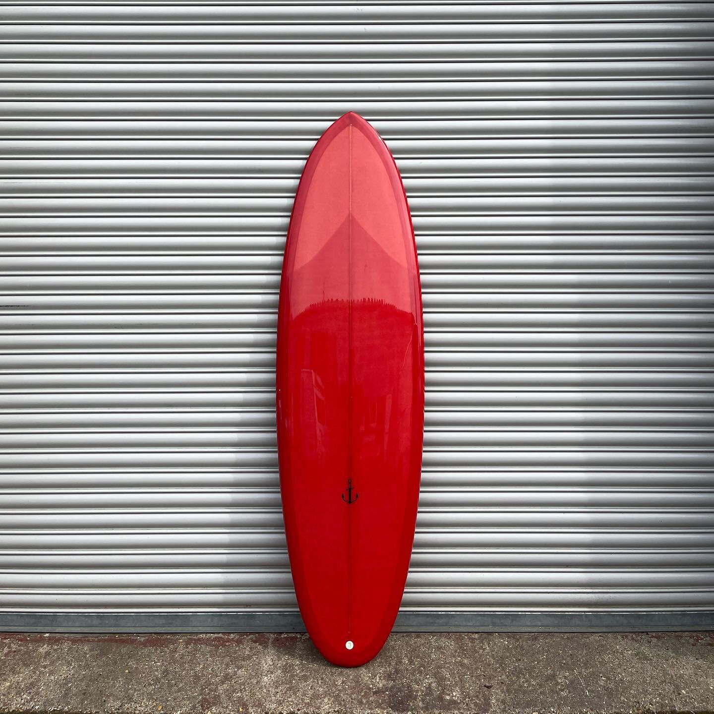 6&rsquo;6 one off with &lsquo;money maker&rsquo; tendencies .. but 3 fins .. double concave .. less volume than its beaked cousin and plenty of edge for fast release speed .. could go well with MR twin fin with smaller trailer kinda vibe. Available p