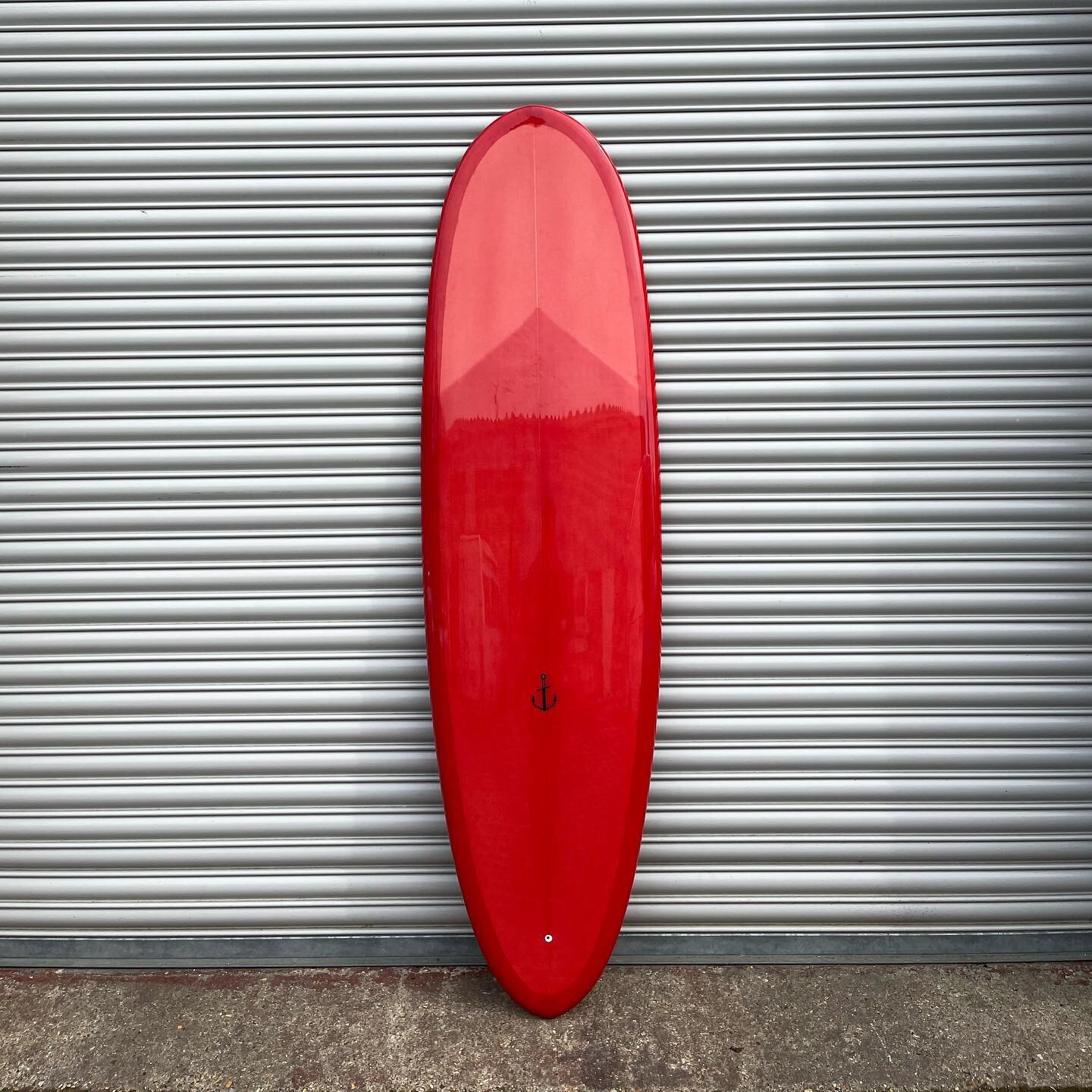 this one&rsquo;s been waxed, finned, leashed and bagged awaiting a suitable moment .. nothing like testing out a new template and rail shape .. slightly edgier than my usual 5050 .. speeding things up 🏁

#ahoysurfcraft #midlength #surfboard #resinti