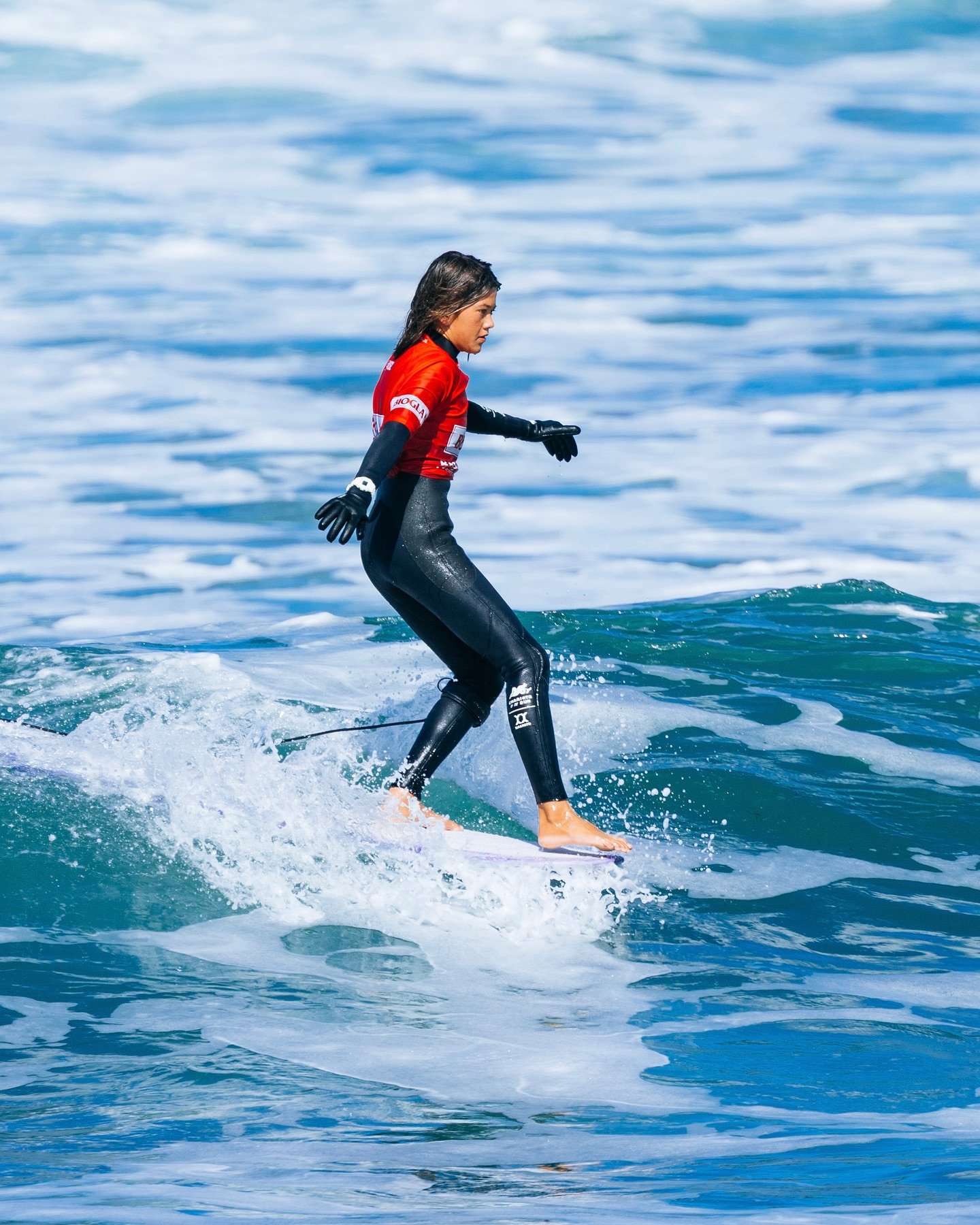 @wsl longboard tour fun at Bells Beach 🇦🇺 with Ginger @comosifueranada ☀️ style, flow and timing 👌

Ginger on her new @skindog_surfboards double scoop swallow tail, chariots 4/3 chest zip and @jbayfindesign steering the ship. 

Images courtesy of 