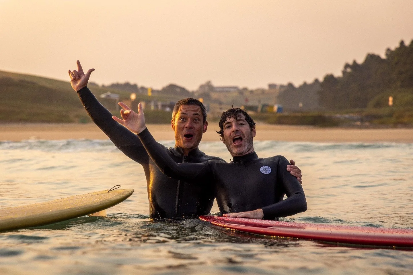 @_jamie_elliott living it in Northern Spain 🇪🇸 all summer &bull; capturing the stoke and hanging with Chariots crew Pat of @melloyello_guesthouse and @matia_zulberti of @happybaysomo 🙌 

Pat in the front zip jacket for anyone keeping the sun off t