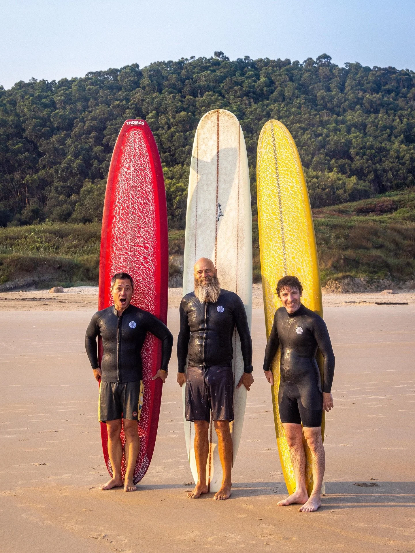 Chariots crew Pat @melloyello_guesthouse &bull; @_jamie_elliott and @matia_zulberti in Northern Spain 🇪🇸 ☀️ 🇪🇸

Chariots bring tradition and innovation with each hand made product. Custom wetsuits in a timeless style. Blessed with good people tha