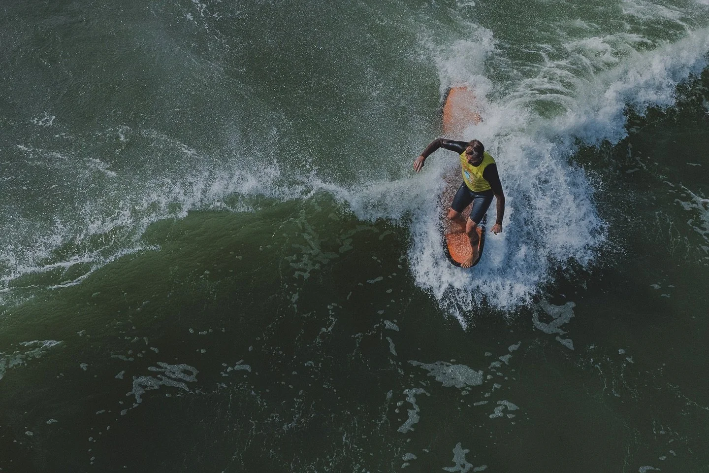 @christhomson_tr7 brought fin first take offs, style, nose-rides, coffin rides and drop knees 🙌 the spirit of Jam 🙏 be sure to check out Chris&rsquo; @uksurfskateexpo this week and of course @longboarder.magazine @wavelengthsurfmag @10oversurf ⚡️

