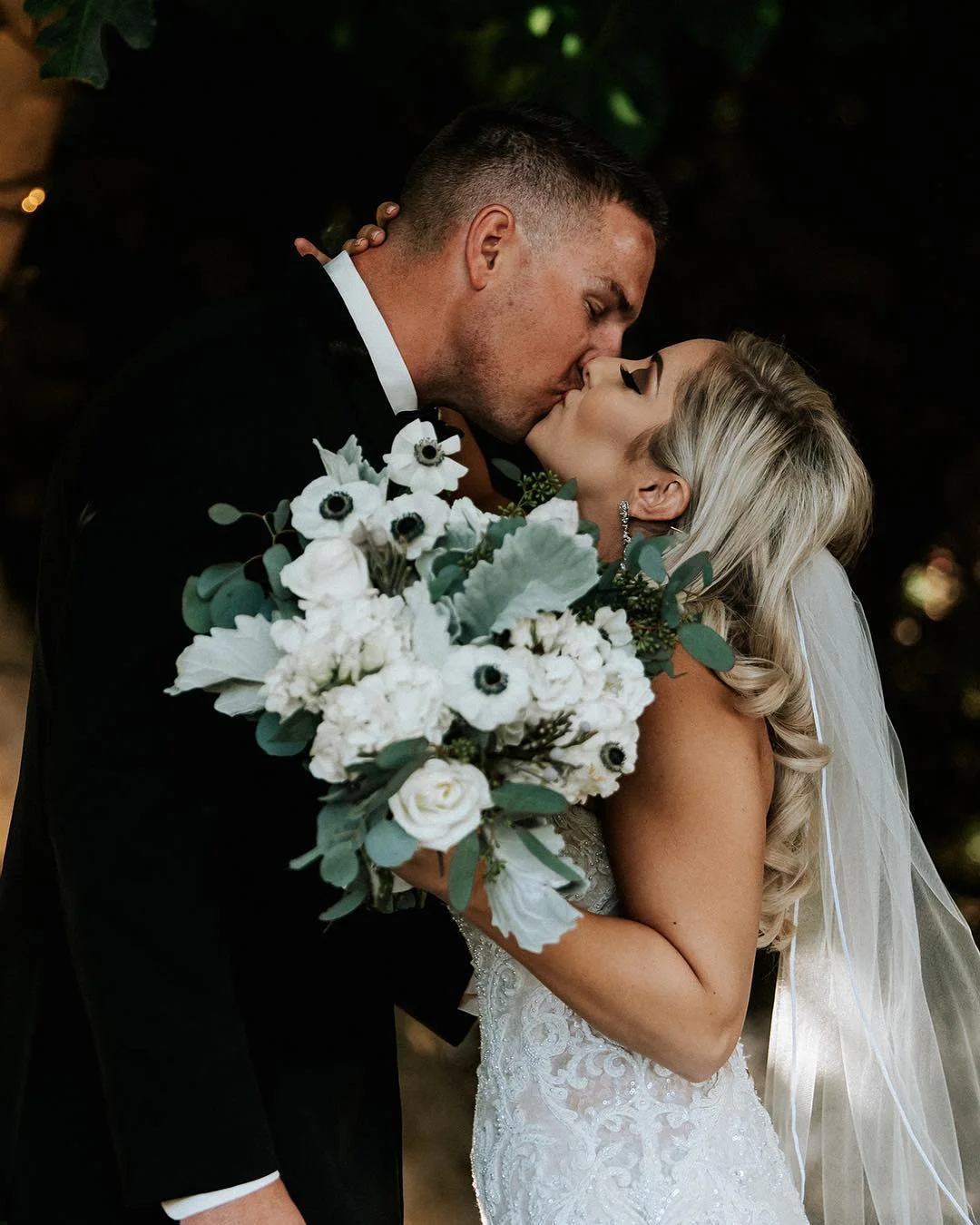 Photo: Krizel Photography | @krizelphotography Venue: The Manor Estate | @themanorestate1912 Dress: Martina Liana | @martinalianabridal
