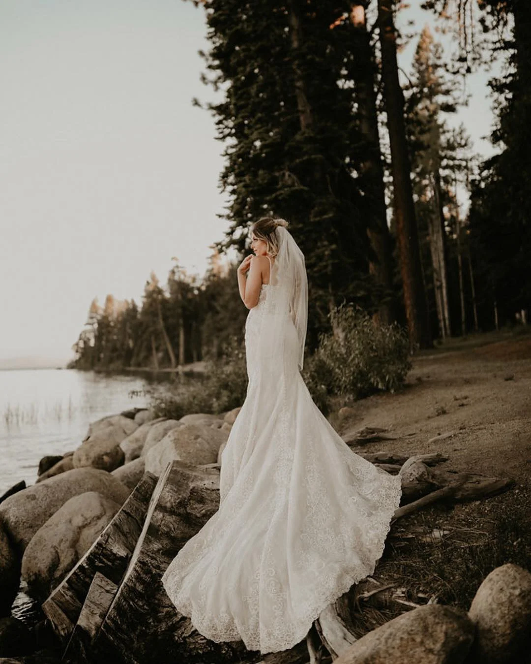 Photo: Taylor Kern | @t_kern Venue: Edgewood Tahoe | @edgewoodtahoe Dress: Essense of Australia | @essenseofaustralia