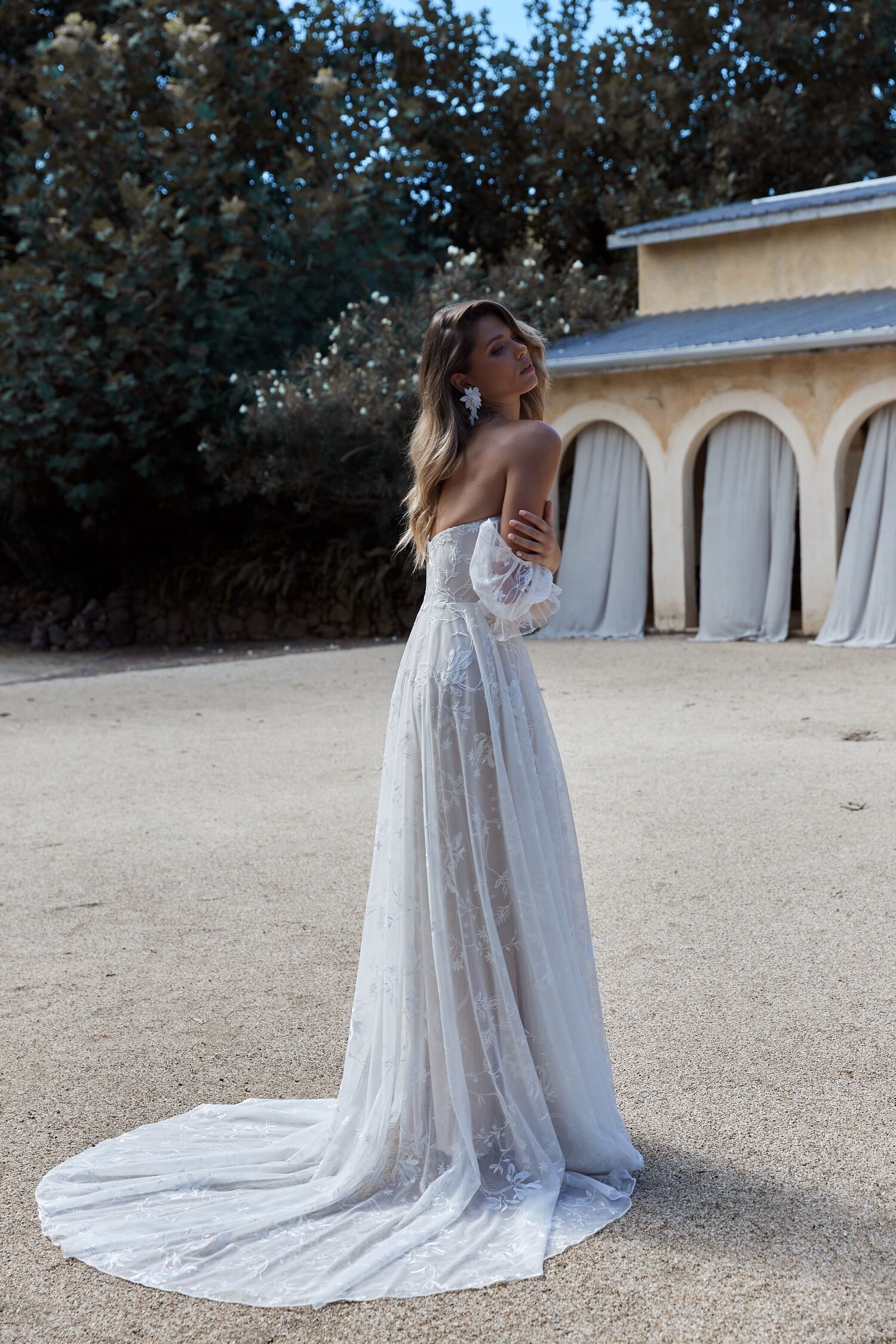 Straps Vs. Strapless Wedding Dresses: Which Will You Choose