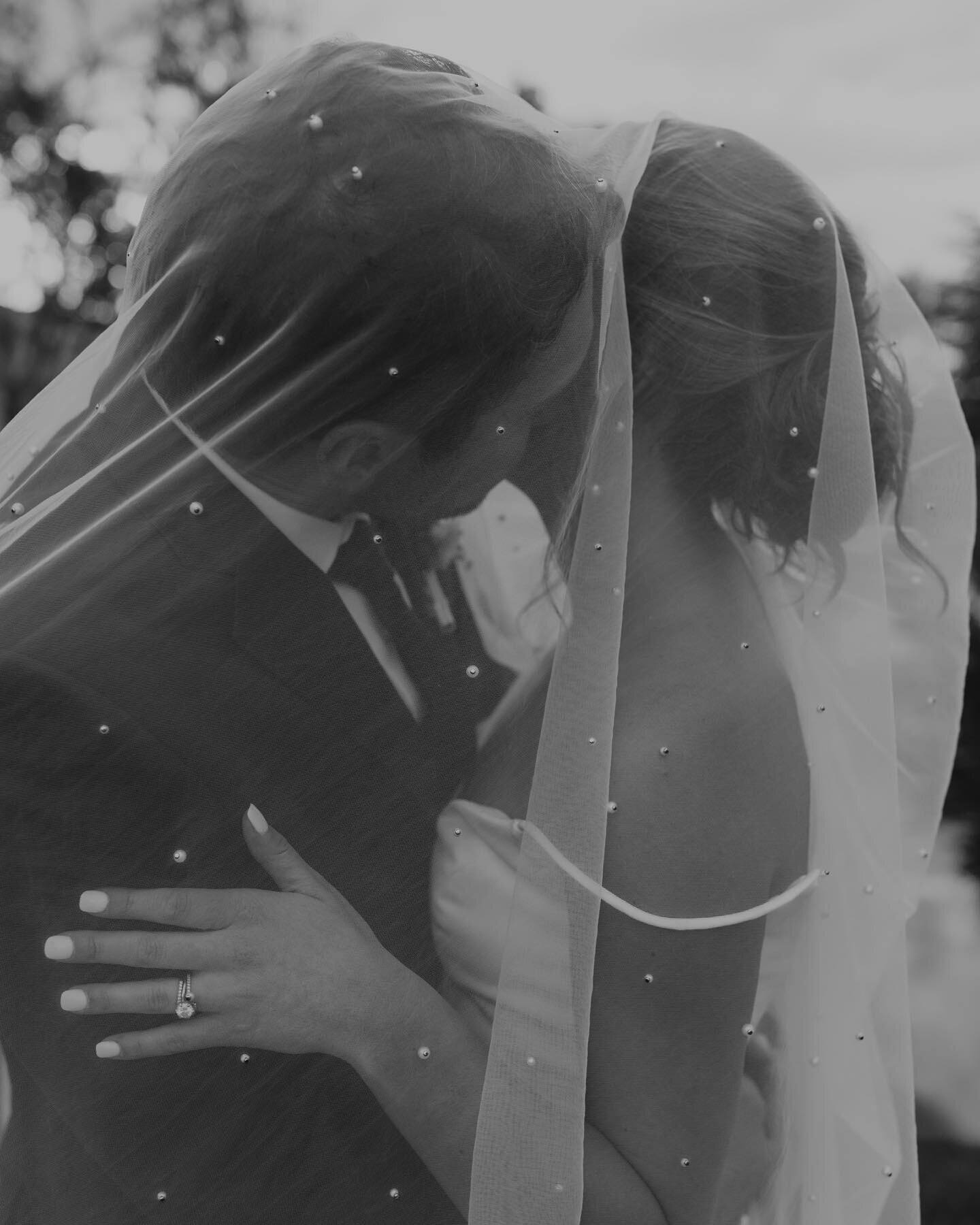 Abbie + Josh&rsquo;s summer wedding in the Colorado foothills has me swooning 🕊