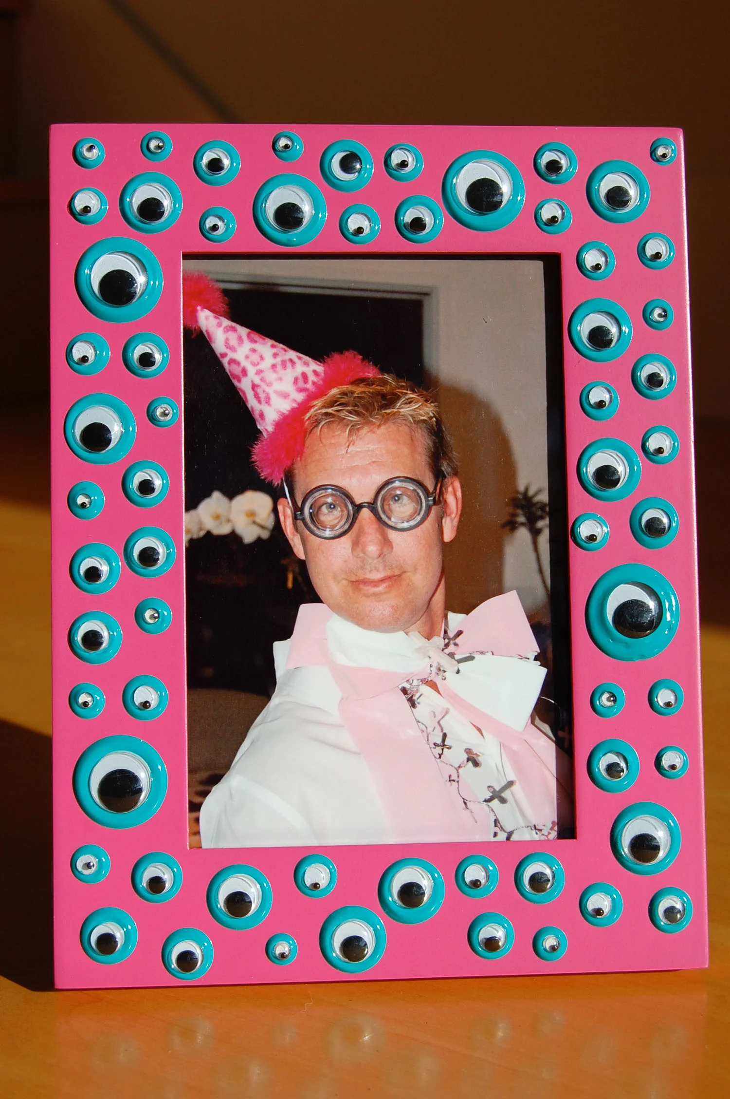 Googly Eye Frame - pink with turquoise