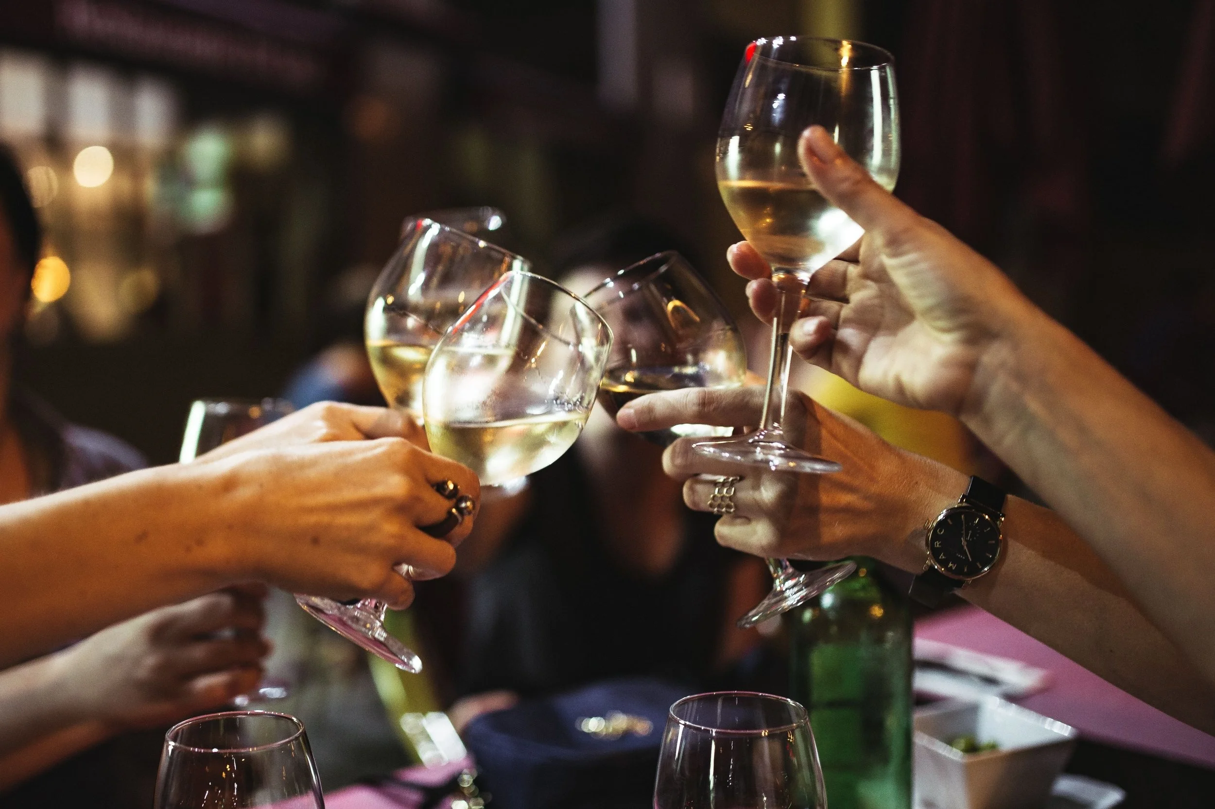 People+holding+glasses+of+white+wine-min.jpg