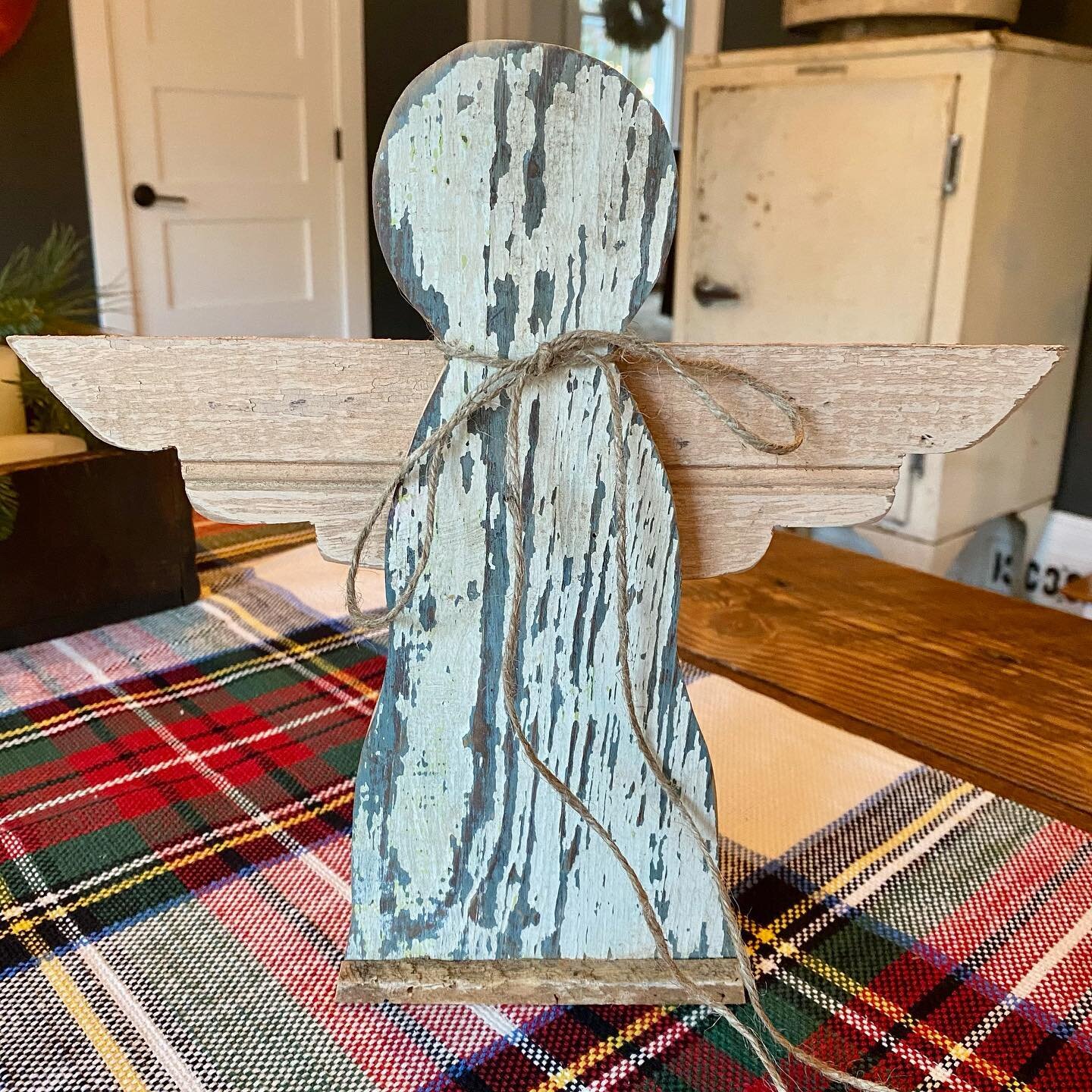 We have #handmade gifts available to help finish your #ChristmasShopping.
🎅🏼🎄🎁
📍 Wooden Angel
📐 Local, reclaimed wood
💡 Other color combinations available
💵$35
📥 Message for purchasing details