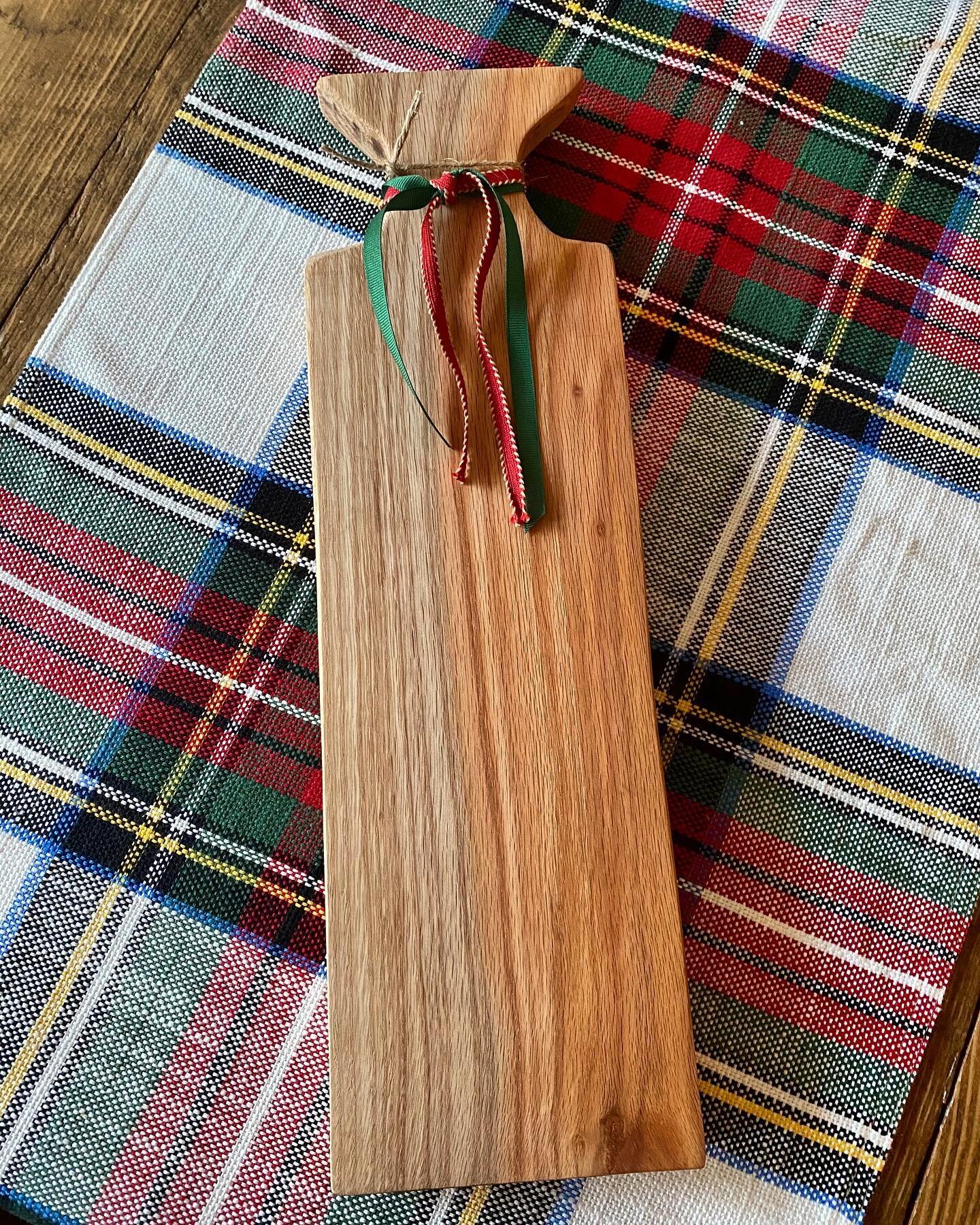 We have #handmade gifts available to help finish your Christmas shopping. 🎅🏼🎄🎁
📍 Charcuterie/Cutting/Bread board
📏 5.5&rdquo;x18&rdquo;
💵 $50
📥 Message me for purchasing details