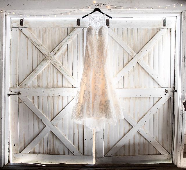 Can we just take a second to appreciate a gorgeous wedding dress hanging in a rustic barn?! 😍 👗: @annelisebridal .⠀⠀⠀⠀⠀⠀⠀⠀⠀
.⠀⠀⠀⠀⠀⠀⠀⠀⠀
.⠀⠀⠀⠀⠀⠀⠀⠀⠀
#isaidyes #coloradowedding  #coloradoweddings #rockymountainwedding #coloradomountainwedding #mountain