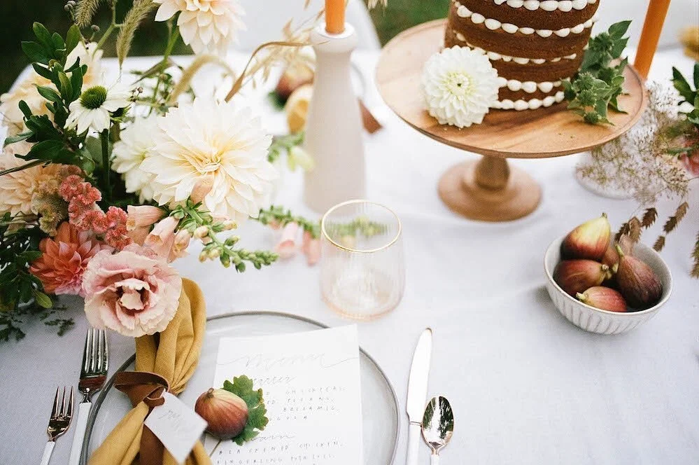 Happy Saturday! Mine day is filled with creating, designing and planning! So much action happening over here. Slow season has officially ended. What are you up to this dark, winter weekend? ⠀
⠀
Photo: @paigegabertphoto / florals: @cass_and_jeanflower