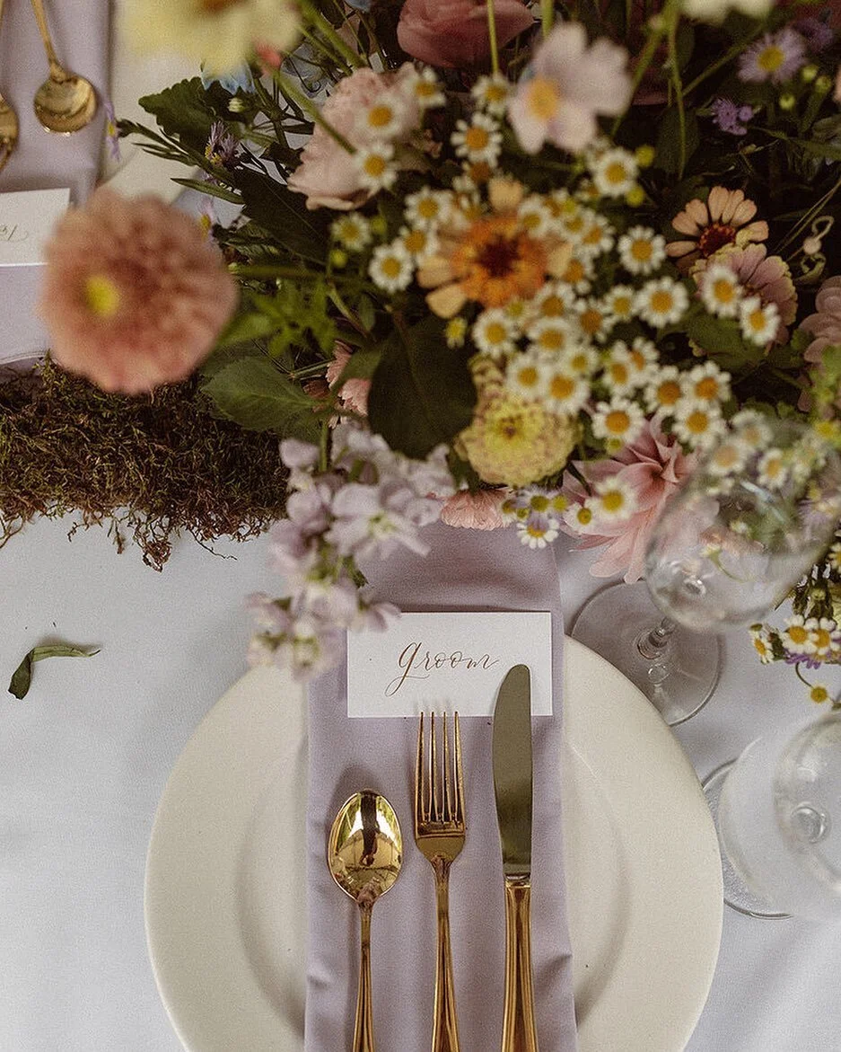 I think I&rsquo;d be v happy if all bouquets and centerpieces from here on out had chamomile flowers. 

Stunning florals by @cass_and_jeanflowerco // design + coordination: @laurenkosterevents // calligraphy: @annabel.reese // rentals: @alpineeventsm