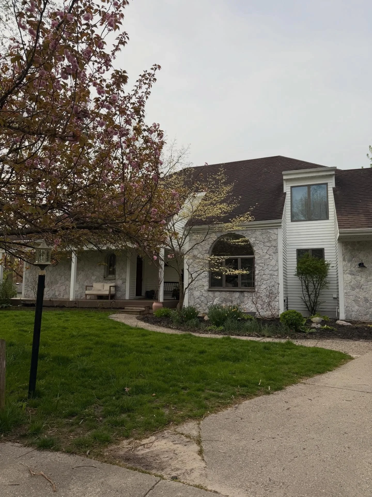 Four seasons in our White House. Just about a year ago I set out to paint my exterior MYSELF! Three months later, I finished painting, lime washing the stone and updating the porch decking. Still obsessed! Swipe to see the before.

Color is @sherwinw