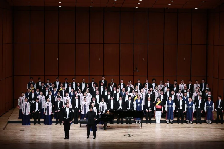 The two conductors salute the crowd