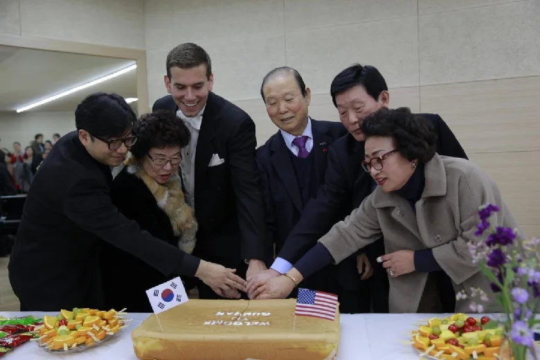 The mayor and Gunsan officials along with the two conductors cut the afterparty cake