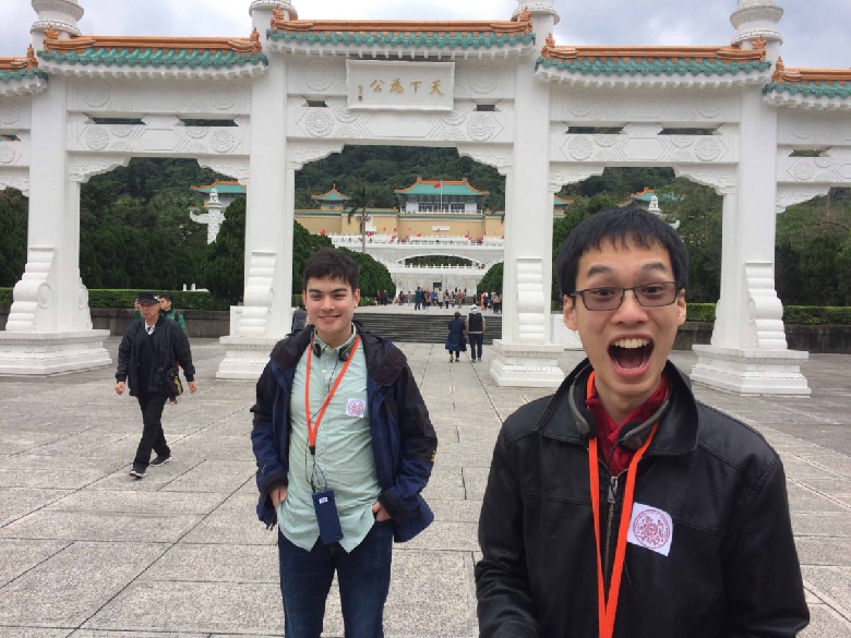 Gleeks in front of the entrance to the famed National Palace Museum