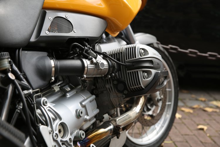 FATIGUE & DISTRACTION MANAGEMENT SYSTEM Rider distraction and fatigue warning. A rider’s ability to accurately and continuously process information about and around them is critical when riding motorcycle. 6th helps you stay focused with corrective visual and haptic feedbacks