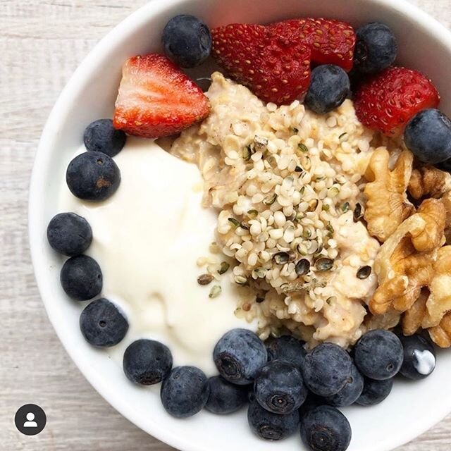 Treat yourself to a warm bowl of porridge goodness on a Sunday 😋 @nutritionist_stephgeddes
Recipe:
-1/3 cup oats
-pinch of cinnamon -2 heaped tsp collagen powder (optional)
-2 heaped tsp protein powder -1/2 cup milk 
Heat on low until thick and crea