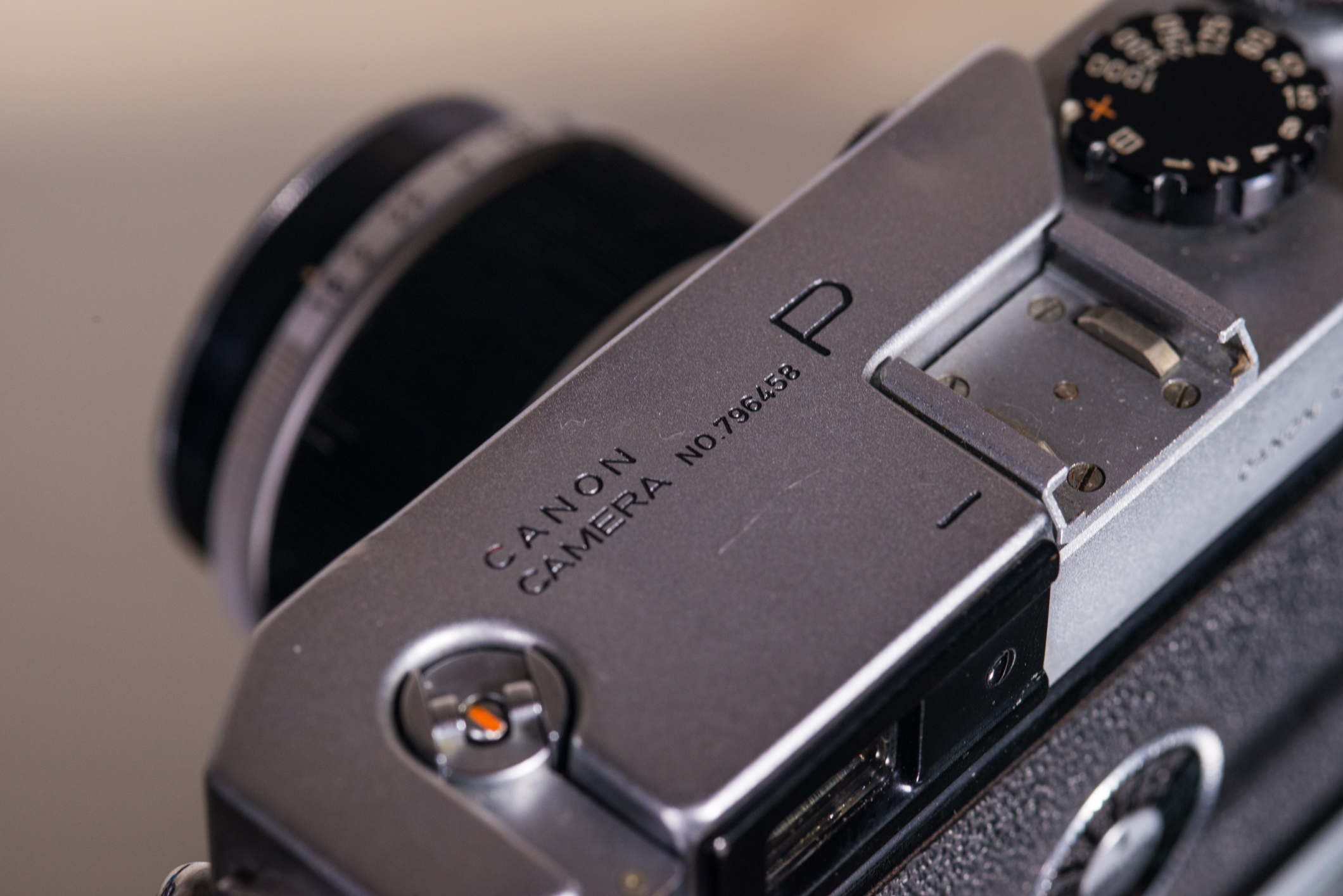 The rewind knob, with orange marker to verify correct loading