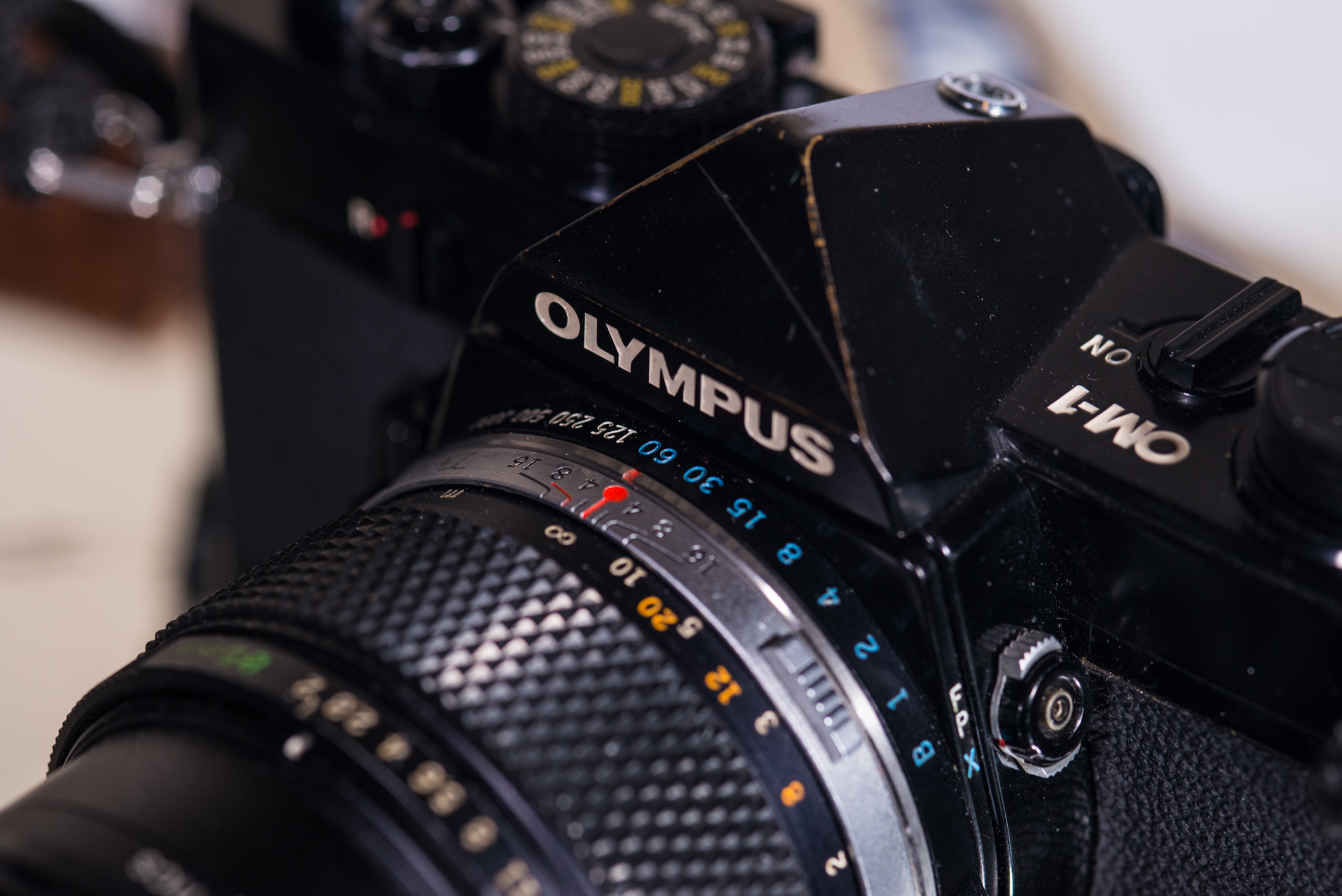 The blue shutter speeds, which allow flash synchronization, are clearly visible on the black body.