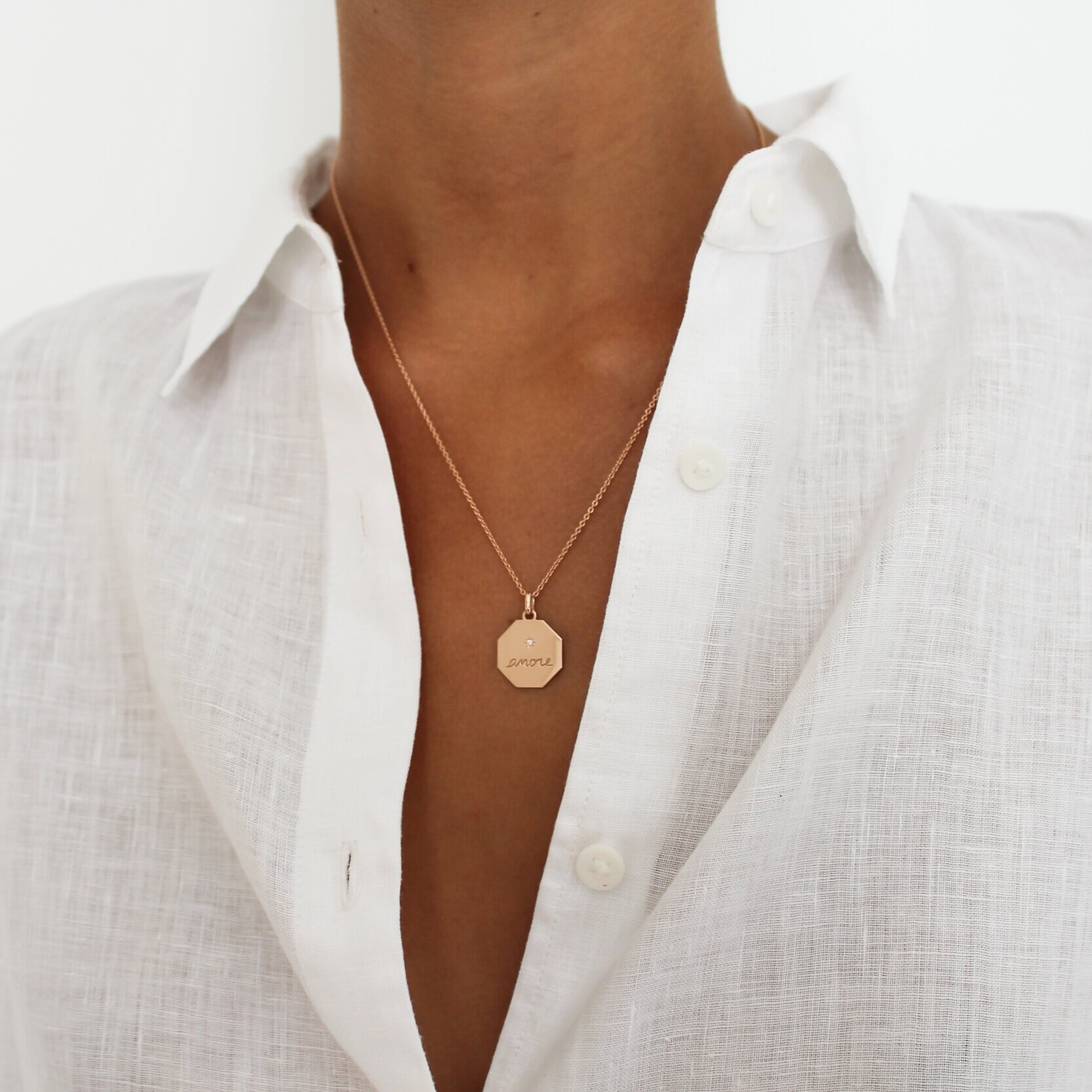 Médaille femme Amore or rose 18 carats diamant