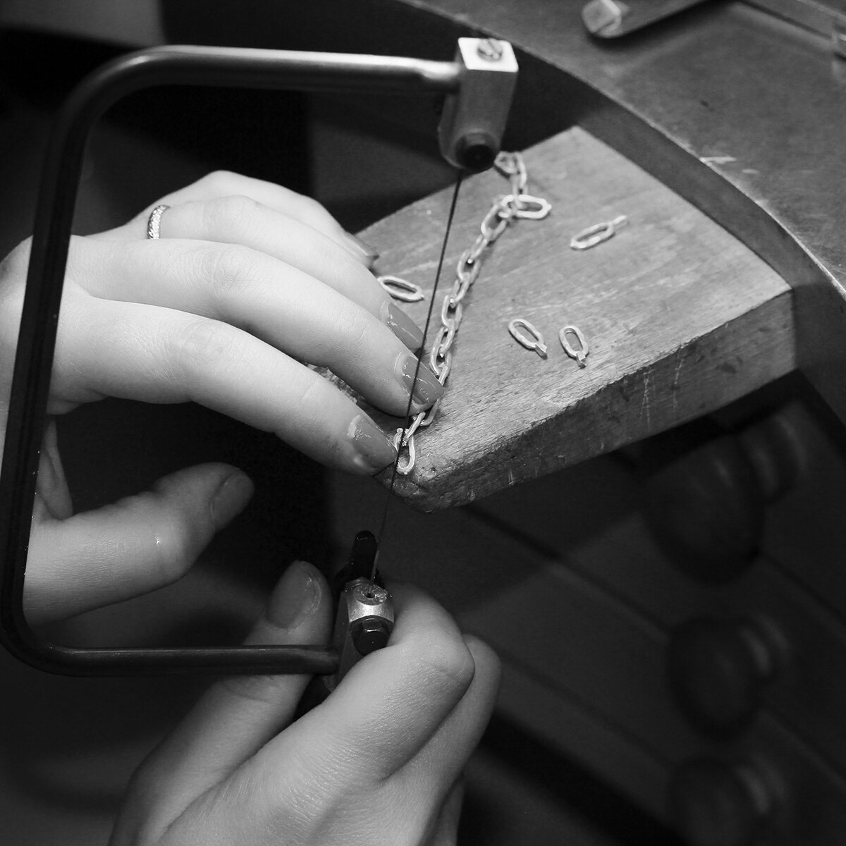 Assembly of links bracelet Maillons after being cast one by one in a mould.