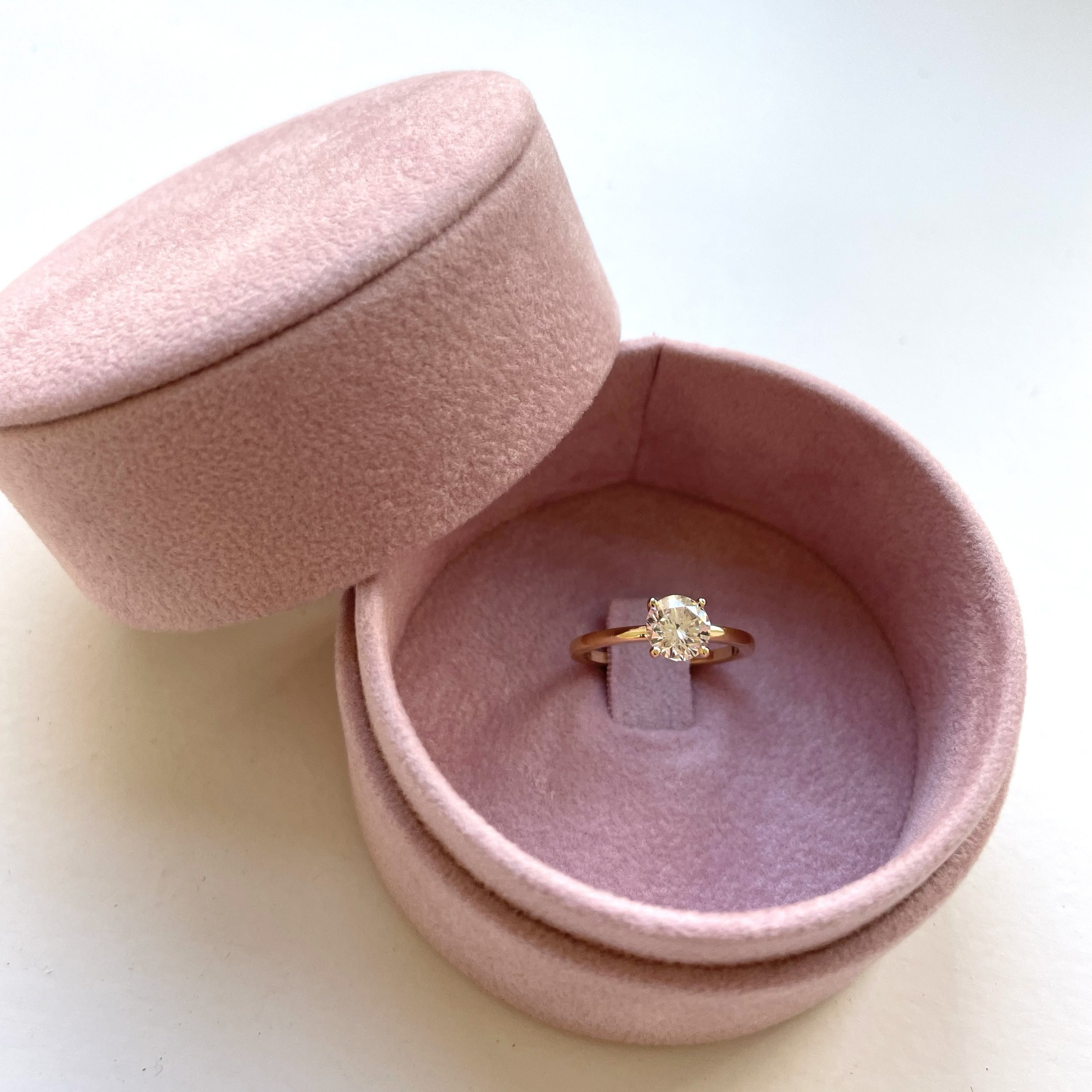 Custom-made ring in 18K gold