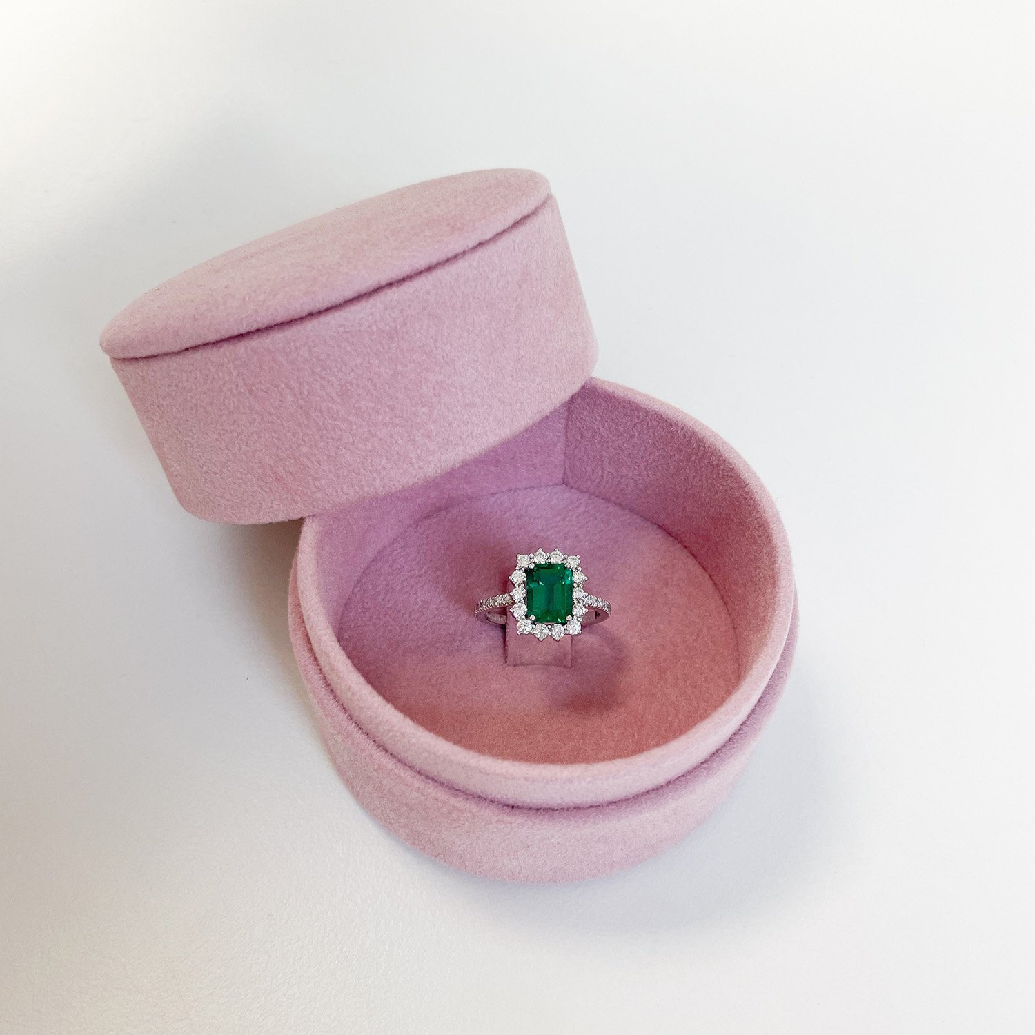 Tailor-made diamond and emerald ring in 18 K white gold