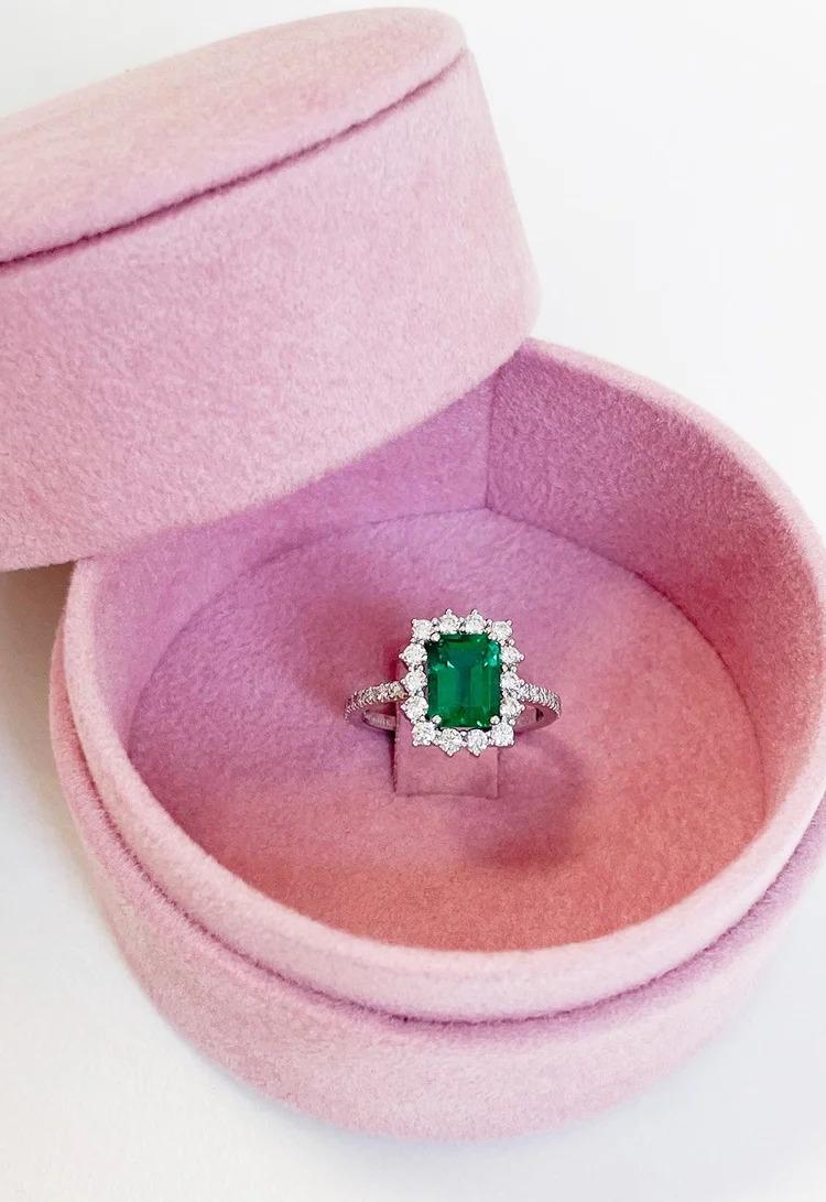 Bague sur-mesure - or blanc, diamants et émeraude
