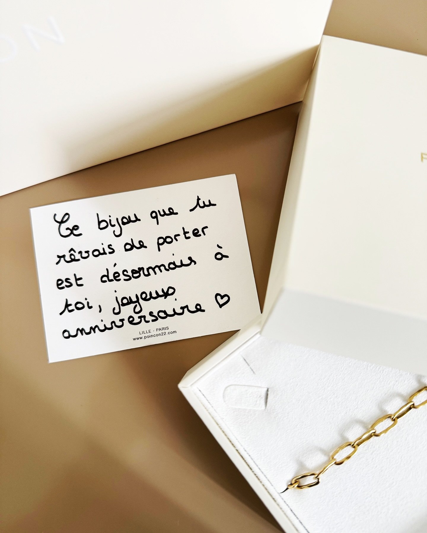 Parce qu&rsquo;un bijou est encore plus pr&eacute;cieux quand il est accompagn&eacute; de vos mots choisis 💌
C&rsquo;est &ccedil;a aussi Poin&ccedil;on 22 : cr&eacute;er des &eacute;motions qui s&rsquo;inscrivent dans le temps.

#poin&ccedil;on22 #c