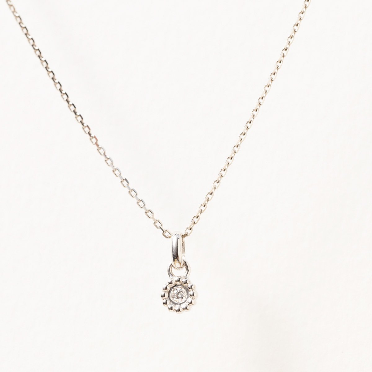 Marguerite pendant in 18-carat white gold and diamonds