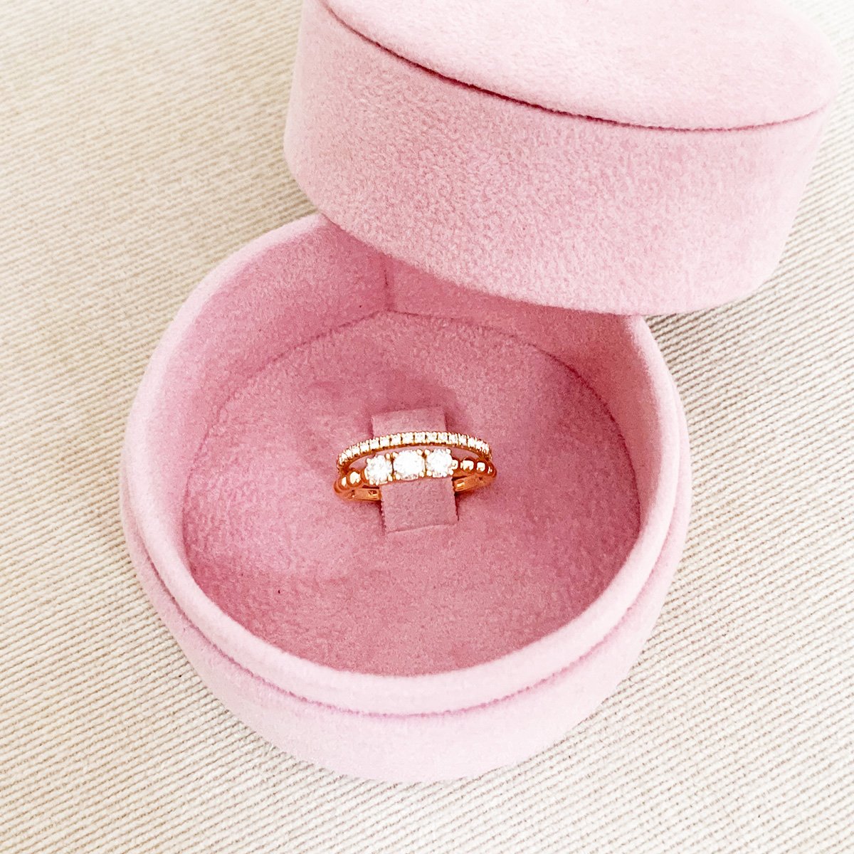 Custom-made engagement ring in 18K gold and diamonds