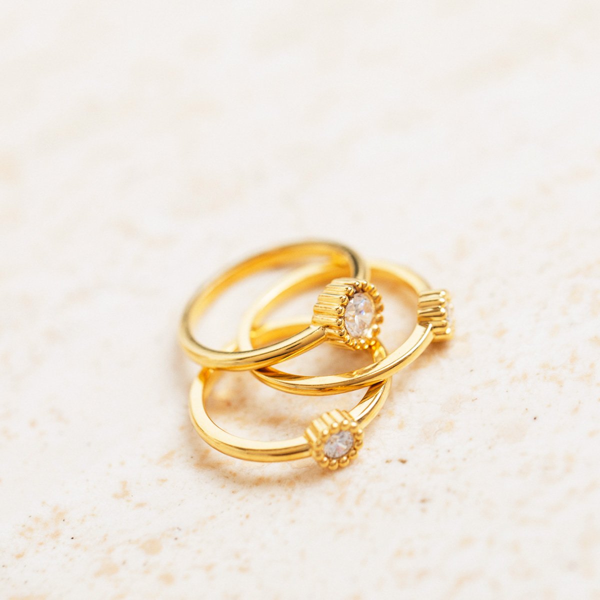 Daisy engagement rings - 18K yellow gold and diamonds