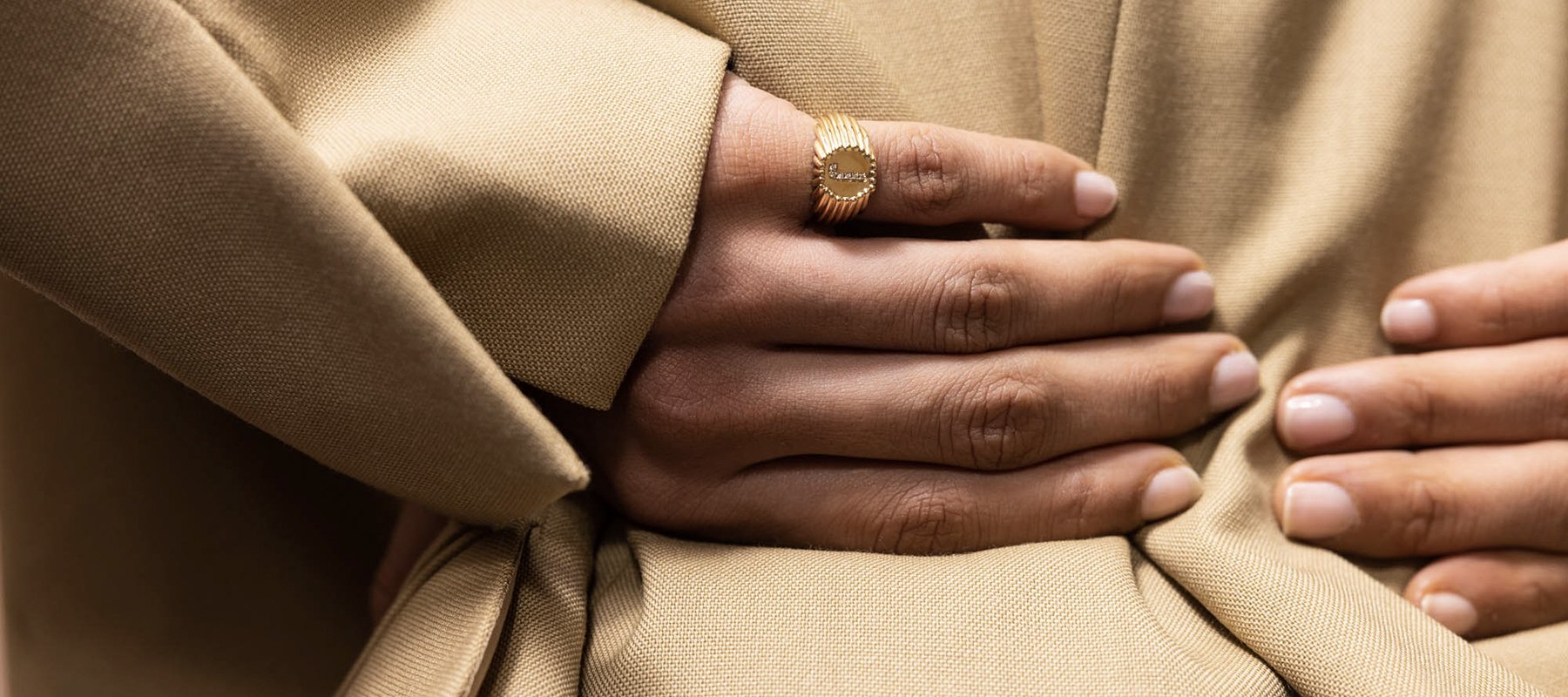 Alphabet signet ring in 18-carat yellow gold and diamonds