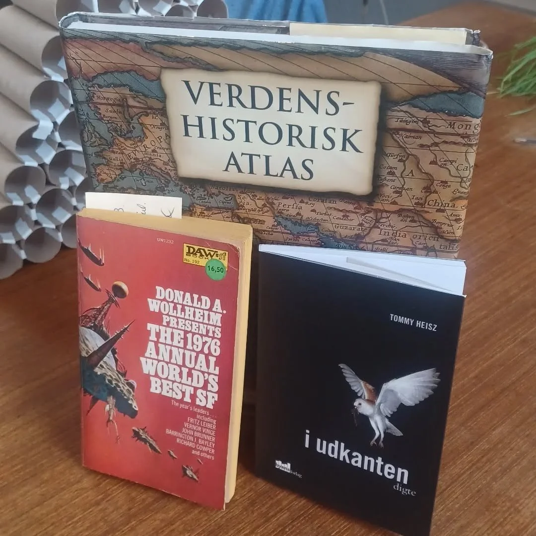 I dag er det FN's internationale l&aelig;sedag. 

Det fejrer jeg ved at l&aelig;se en ekstra time i aften.

Jeg har gang i disse tre. Verdenshistorie fyldt med kort og kulturer, 50 &aring;r gamle science fiction-noveller og Tommy Heisz digtsamling i 