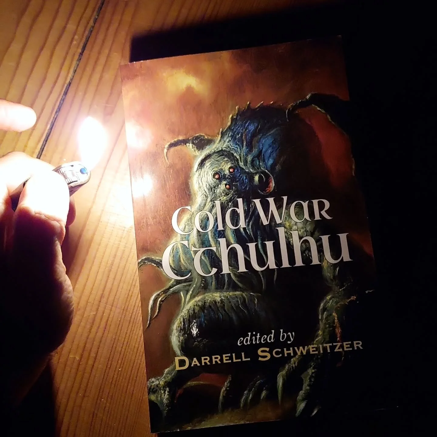 For et par m&aring;neder siden signerede jeg forfatterark til hardback-udgaven af denne antologi - Cold War Cthulhu.

Nu melder forlaget udsolgt! Hurra 😀

#forfatterliv #pspublishing #coldwarcthulhu #udgivelse