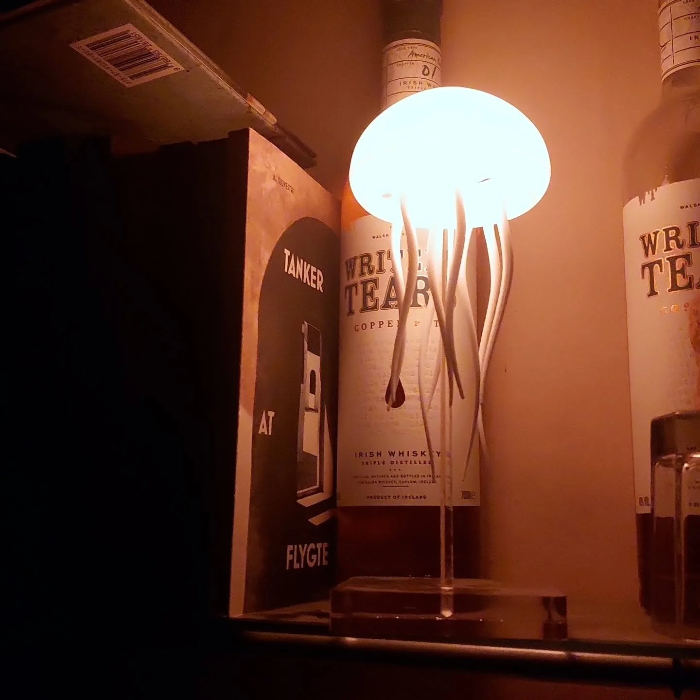 Jeg opdagede, at mine sidste fire opslag alle havde en markant orange gl&oslash;d, s&aring; her kommer et femte for at runde den stime af 🙂 en sprutte, der flagrer med tentaklerne mellem whiskey og noveller 🙂

Orange symboliserer handling, og det p