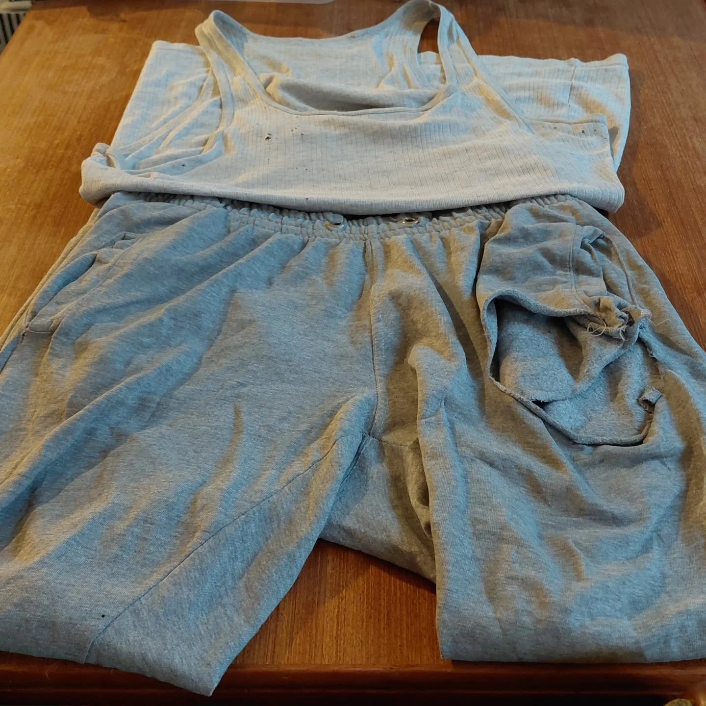 HER er det s&aring;! 

Mit fr&aelig;kke hjemmearbejdst&oslash;j, der indtil nu kun er blevet fremvist gennem omtale og hentydninger. Hullede joggingbukser og wifebeater, dertil et par t&oslash;fler. Det er ren &oslash;jenguf 🤩😍🤩

Jeg tager det p&a