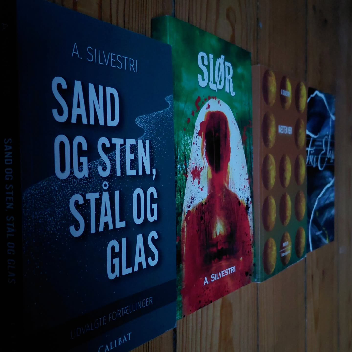 I den sidste uges tid har de bes&oslash;gende p&aring; min hjemmeside is&aelig;r summet om disse fire af mine b&oslash;ger

🧿 Sand og sten, st&aring;l og glas (2016). Den f&oslash;rste af i alt tre novelleopsamlinger. Den her er science fiction.
🪡 
