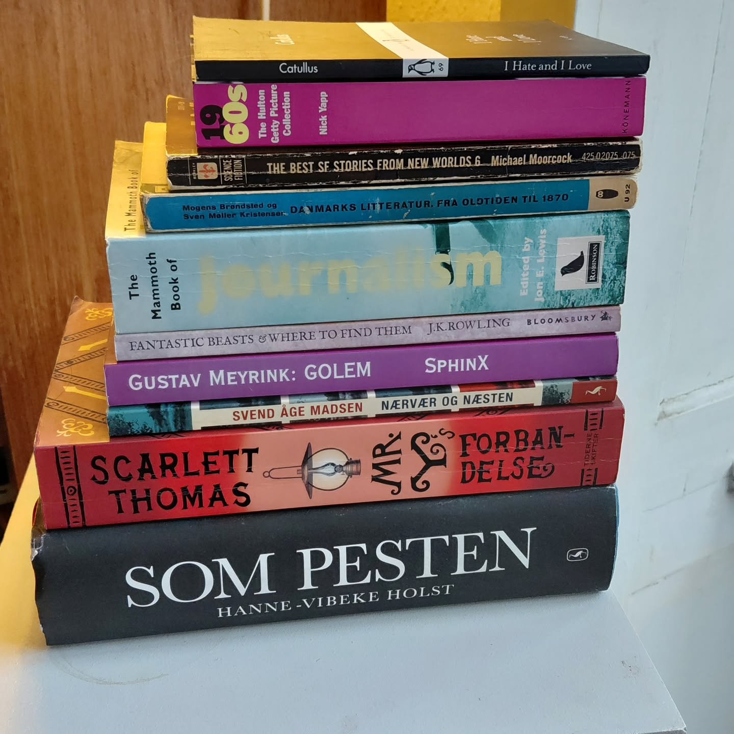 Goddamn, januar er br&oslash;let forbi og jeg har halset efter. Derfor en lidt mindre l&aelig;sestak end ellers.

New wave-science fiction, 2000 &aring;r gamle k&aelig;rlighedsvers, en murstensroman og s&aring; m&aring;nedens h&oslash;jdespringer, Th