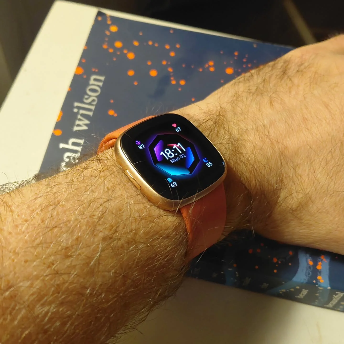 I december begyndte mit Fitbit at have sv&aelig;rt ved at holde p&aring; str&oslash;mmen. I januar kn&aelig;kkede urremmen. Og i g&aring;r poppede sk&aelig;rmen ud af rammen. S&aring; var det ur sgu afg&aring;et ved d&oslash;den!

Men jeg havde v&ael