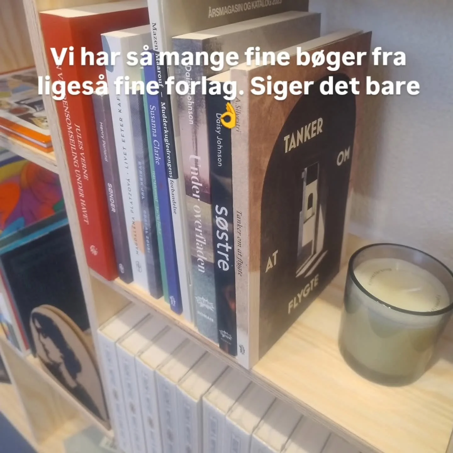Dette er Forfatternyhederne med kort nyt fra A. Silvestris forfatterskab.

Det rygtes, at Tanker om at flygte er set i Aarhus i den gode bogbutik @mikrolit og om billedet taler sandt, vil de ti fort&aelig;llinger nu ogs&aring; kunne drive g&aelig;k m