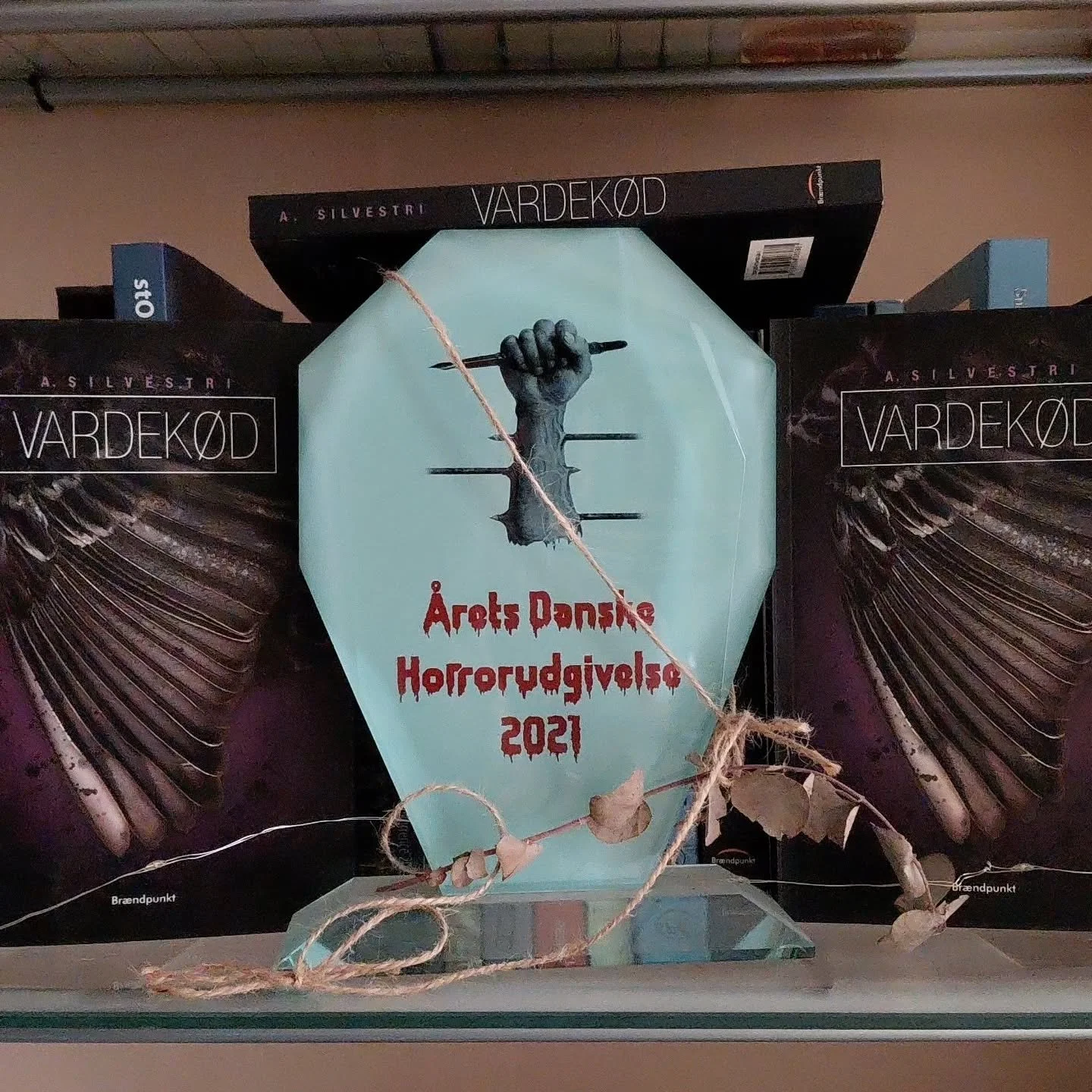 I dag er det fire &aring;r siden Vardek&oslash;d vandt &Aring;rets Danske Horrorudgivelse 🙂 Det f&oslash;les som meget l&aelig;ngere siden.

Vardek&oslash;d er sat i 1990erne og udspiller sig over en enkelt nat. Det er p&aring; mange m&aring;der en 