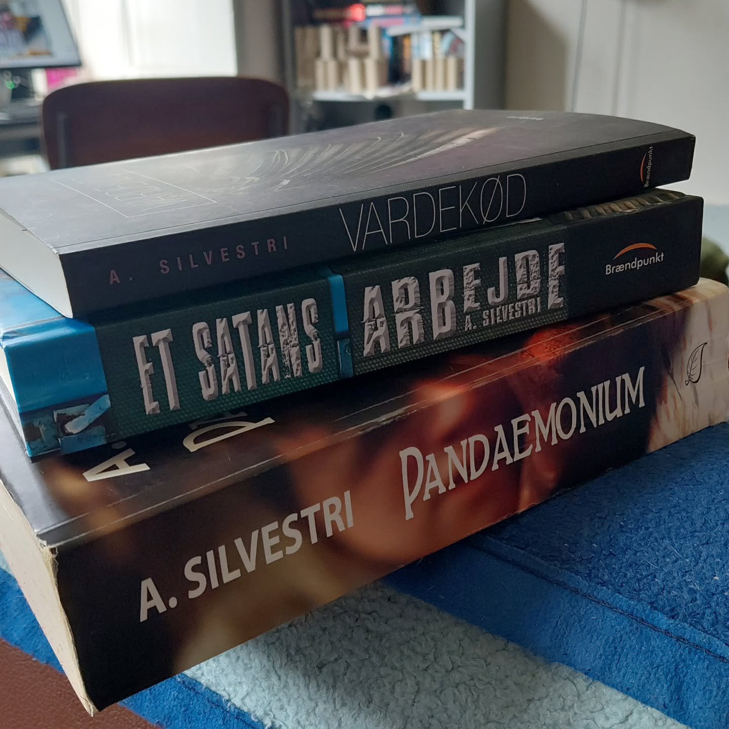 Den sidste uges tid har de bes&oslash;gende p&aring; min hjemmeside is&aelig;r haft et godt &oslash;je til disse tre 🙂 og for en gangs skyld er det alt sammen romaner!

🪰 Pandaemonium (2011). Zombiemurstensroman skrevet som en B-film. Den er efterh