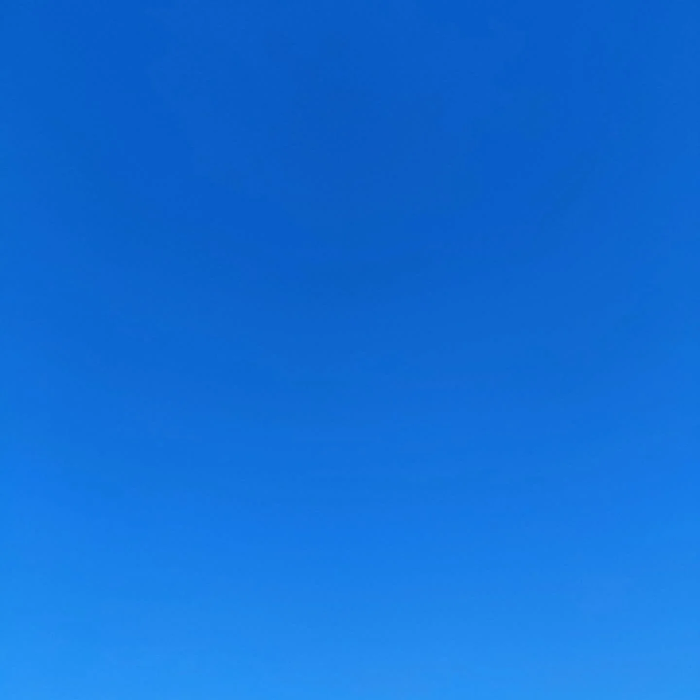 Jeg g&aring;r midt p&aring; vejen mod stationen. Arbejdsdagen overst&aring;et. Pulsen stadig h&oslash;j efter l&oslash;beturen. H&oslash;rer Elton Johns Skyline Pigeon uden lytteb&oslash;ffer. Dette er himlen over mit hoved 🙂